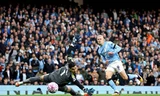Man City nhấn chìm MU nhờ cú 'đúp' của Erling Haaland