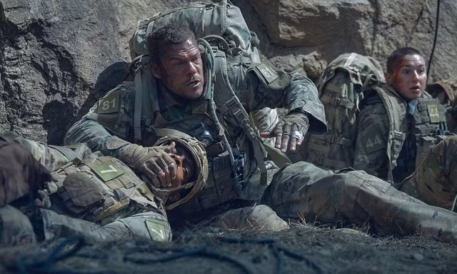 Bom tấn hành động War Machine mở đầu rất cuốn, nhưng dần trở nên tầm thường