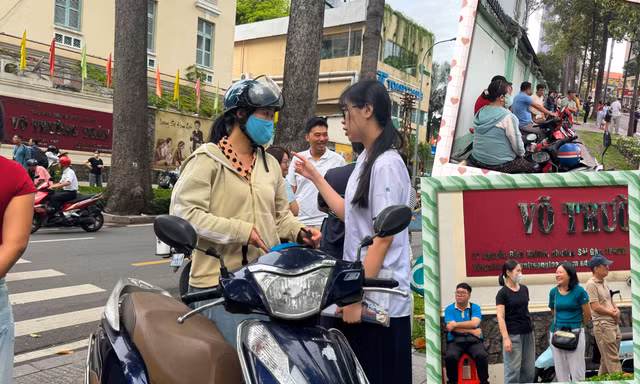Thi tuyển sinh lớp 10 TP.HCM: Đi thi mới hiểu lòng cha mẹ