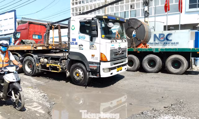 CLIP: Xe tải nối nhau bò qua những ổ voi trên 'con đường đau khổ' ở nội ô TPHCM