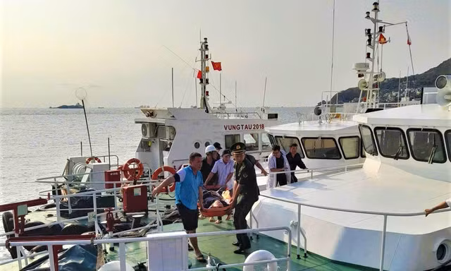 Cứu thuyền viên Hàn Quốc gặp sự cố trên vùng biển Việt Nam