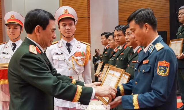 Bộ Quốc phòng tôn vinh người lính diễu binh, diễu hành