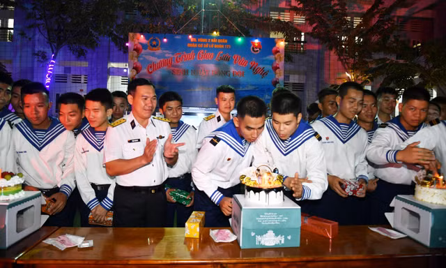 Đêm sinh nhật đáng nhớ trong mùa Noel của chiến sĩ Hải quân