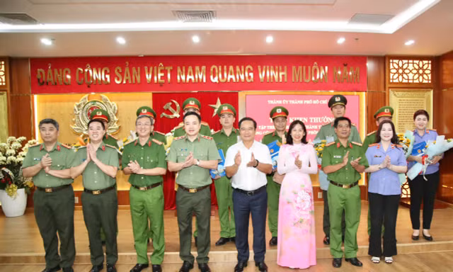 Triệt phá đường dây đánh bạc hơn 20 ngàn tỷ đồng, nhiều chiến sĩ công an được khen thưởng