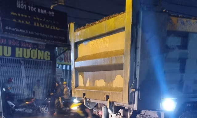 Nam sinh viên tử vong, bị xe ben kéo lê hơn một km