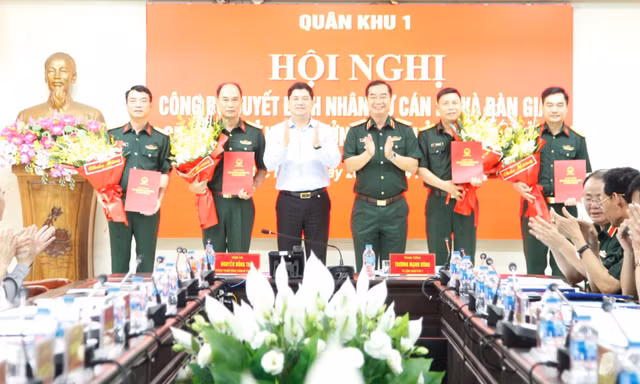 Công bố các quyết định của Bộ trưởng Bộ Quốc phòng về công tác cán bộ tỉnh Bắc Ninh. Ảnh: Nguyễn Thắng