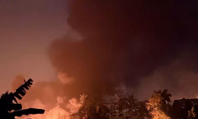 CLIP: Tận thấy kho xưởng rộng 500m2 bốc cháy ngùn ngụt ở Đông Anh