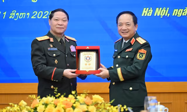 Đại tướng Trịnh Văn Quyết và Trung tướng Vongsone Inpanphim hội đàm tại Hà Nội