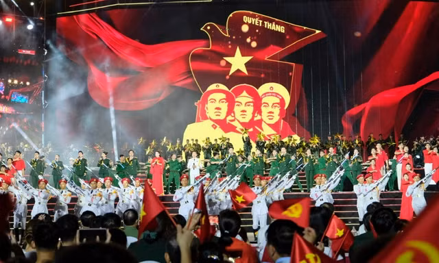 Tổng Bí thư Tô Lâm dự cầu truyền hình 'Dưới cờ vinh quang' tại điểm cầu Hà Nội