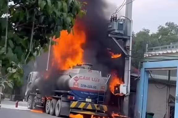TPHCM: Xe bồn chở chất lỏng bốc cháy dữ dội trong khu dân cư