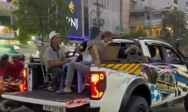 Tước bằng lái tài xế chở nhóm người ăn uống trên thùng xe bán tải gây xôn xao TPHCM 