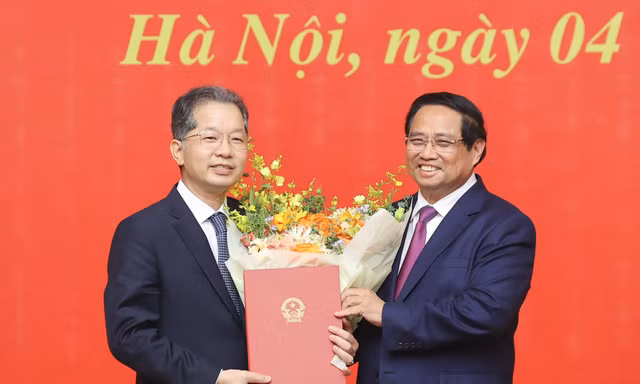 Thủ tướng trao quyết định tiếp nhận, điều động, bổ nhiệm 8 lãnh đạo các bộ, cơ quan