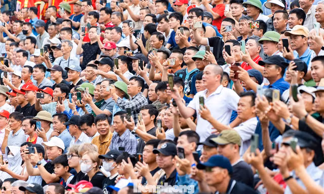 Hàng vạn người đổ về Đồ Sơn xem chọi trâu