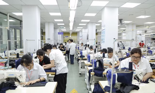 300 sinh viên biến phòng thực hành thành xưởng may đồng phục cho học sinh vùng lũ