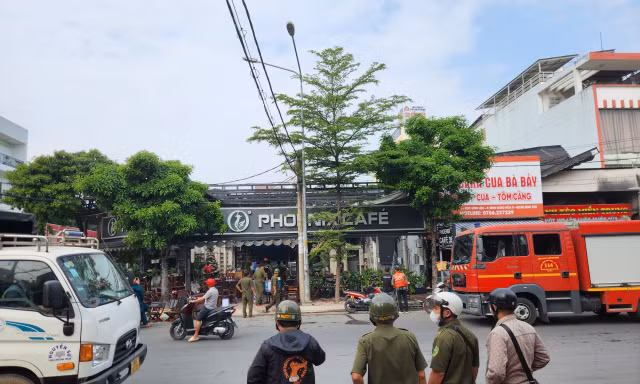 Cháy quán cà phê ở TPHCM, hàng chục người hoảng hốt tháo chạy
