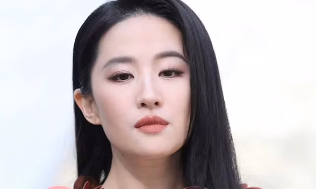 Lưu Diệc Phi lép vế