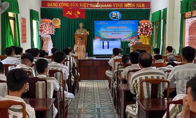 Cảnh sát giao thông TPHCM vào trại giam tuyên truyền pháp luật cho phạm nhân chuẩn bị được đặc xá