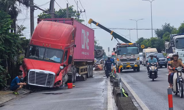Tài xế buồn ngủ, container cày nát dải phân cách ở Củ Chi
