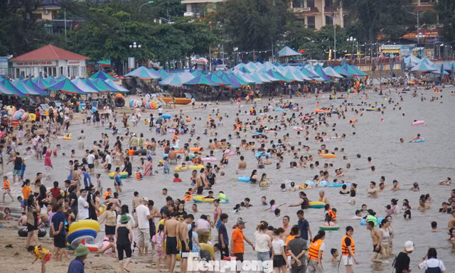 Hàng vạn người đổ ra biển Đồ Sơn 