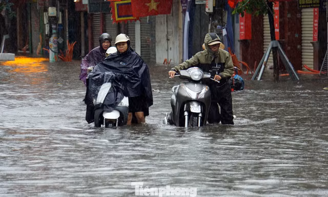 Mưa trắng trời từ sáng đến trưa, đường phố Hải Phòng biến thành ‘sông’