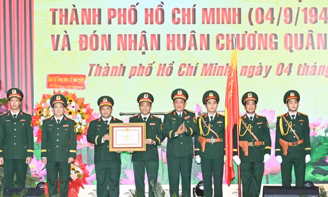 Bộ Tư lệnh TPHCM đón nhận Huân chương Quân công hạng Ba