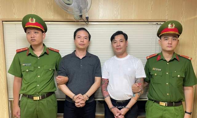 Đuổi đánh nhau gây náo loạn khu phố sau va chạm giữa ô tô Bentley và xe 7 chỗ