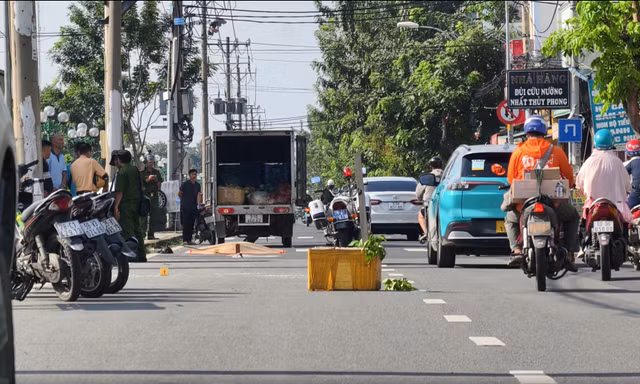 Người đàn ông tử vong tại chỗ sau va chạm với xe tải chở rau