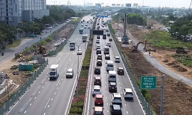 CLIP: Cửa ngõ TPHCM ùn ứ ngày đầu nghỉ lễ, dòng xe nhích từng chút
