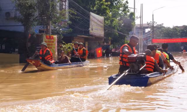 Bộ đội Sư đoàn 3 không quản hiểm nguy giúp dân trong mưa lũ