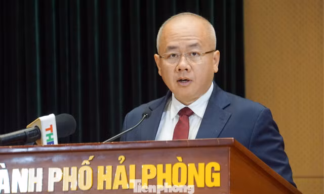 Ông Đỗ Thành Trung phát biểu nhận nhiệm vụ tân Chủ tịch UBND TP Hải Phòng. 