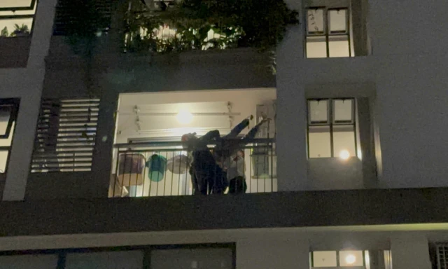 Cảnh sát giải cứu người đàn ông muốn nhảy lầu ngày cuối năm