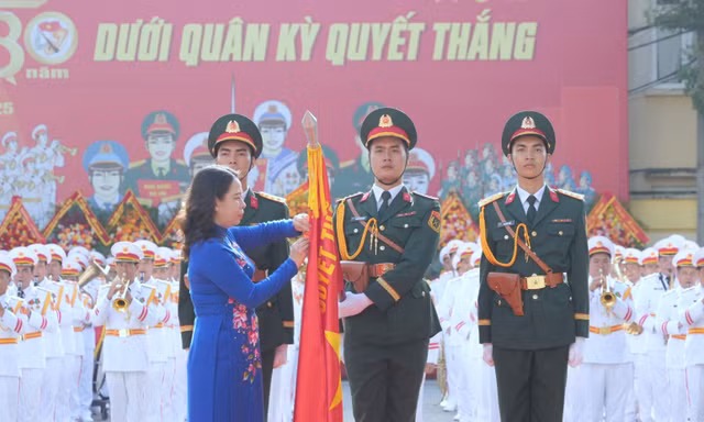 Phó Chủ tịch nước trao Huân chương tặng Đoàn Nghi lễ Quân đội