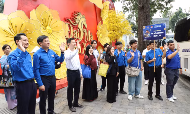 Bí thư Thường trực T.Ư Đoàn tiễn hơn 4.200 công nhân, lao động trẻ về quê đón Tết