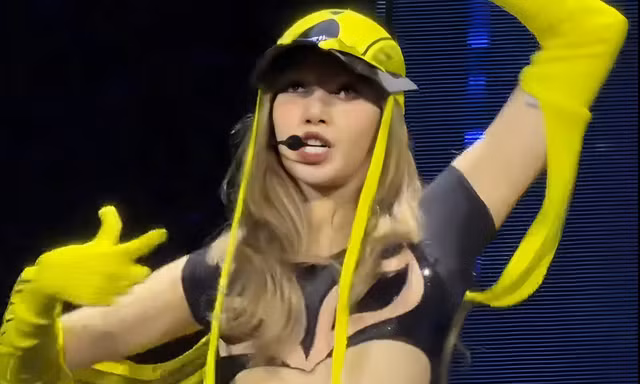 Bộ đồ bó sát của Lisa (BlackPink) bị chê phản cảm
