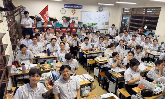  Nóng: Một lớp có 46/47 học sinh trúng tuyển khối ngành sức khỏe, 2 em đạt 30 điểm