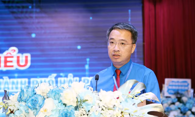 Anh Nguyễn Tường Lâm - Bí thư Trung ương Đoàn, Chủ tịch Trung ương Hội LHTN Việt Nam phát biểu chỉ đạo tại đại hội.