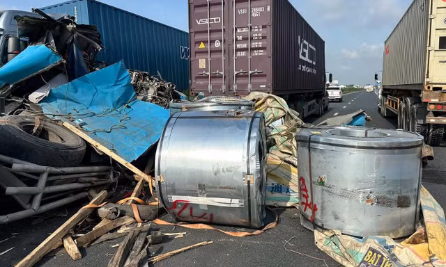 Va chạm giao thông trên quốc lộ 5, 3 cuộn thép đứt dây đè nát cabin xe đầu kéo