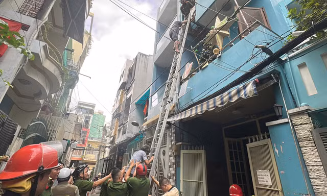 Cháy nhà ở TPHCM, giải cứu 2 người