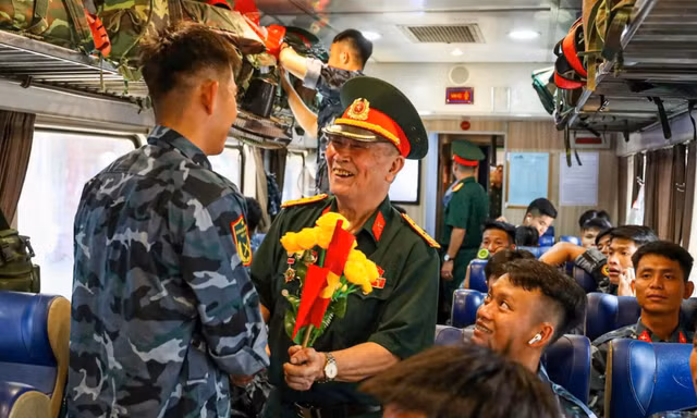 Lưu luyến giây phút tiễn đoàn diễu binh A80 rời ga Hà Nội