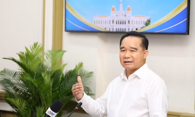 Chủ tịch TPHCM 'thúc' tiến độ khám sức khỏe toàn dân