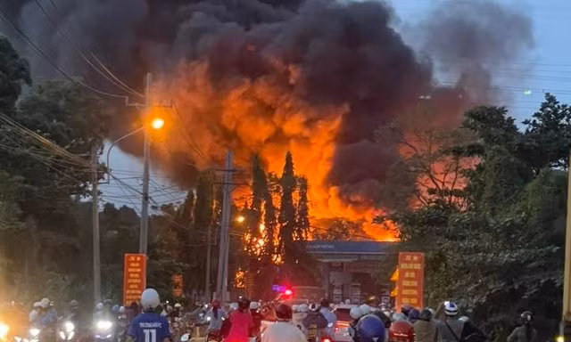 Cháy nhà xưởng cạnh cây xăng, người dân ở TPHCM hoảng hốt tháo chạy