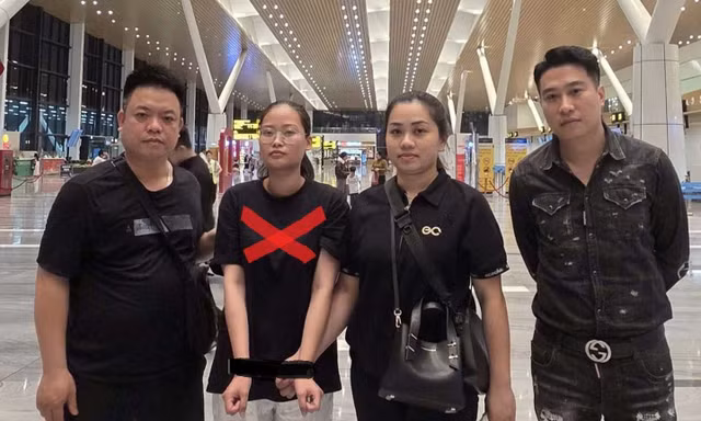 Hoàng Ngọc Ánh (dấu X) bị cảnh sát bắt giữ khi đang lẩn trốn ở Mộc Bài, tỉnh Tây Ninh.