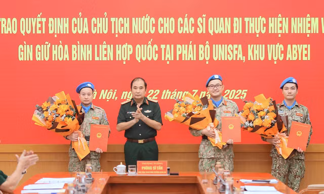 Chủ tịch nước cử ba sĩ quan tham mưu tới phái bộ UNISFA