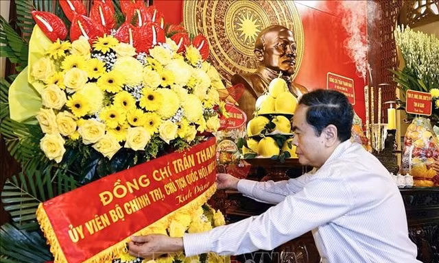 Chủ tịch Quốc hội dâng hương tưởng nhớ Chủ tịch Tôn Đức Thắng, trao quà gia đình chính sách ở An Giang