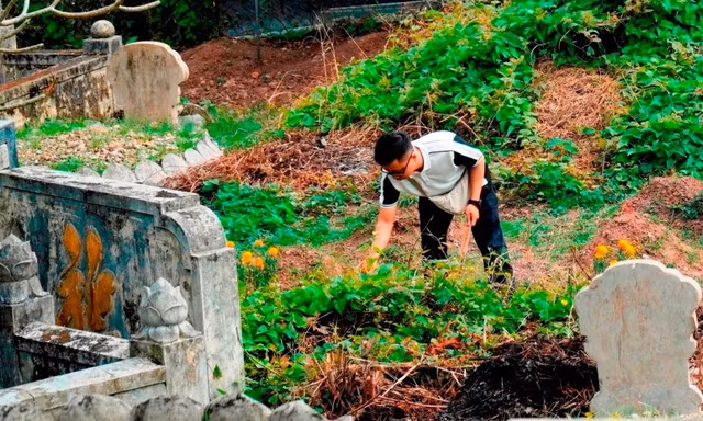 Người dân Huế đi chùa cầu bình an, viếng mộ tổ tiên ngày đầu năm