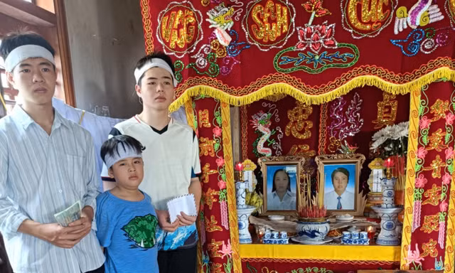 Miễn toàn bộ học phí cho hai anh em sinh viên mất cha mẹ vì lũ