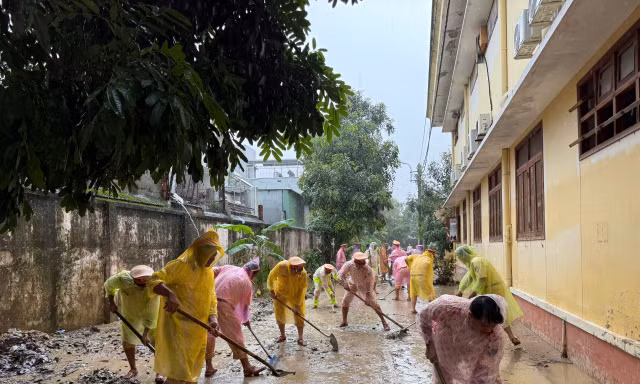 CSGT TP HCM vượt lũ ra Quy Nhơn hỗ trợ, người dân ‘mừng như gặp người thân'