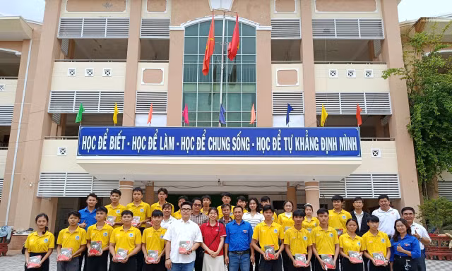  Báo Tiền Phong trao hàng nghìn tập vở, bút viết, giày dép tiếp sức học sinh vùng lũ Đắk Lắk 