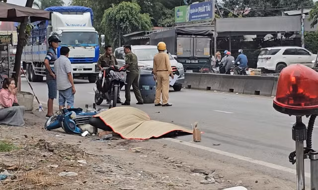 Va chạm xe ben, 2 ông cháu thương vong trên đường về nhà