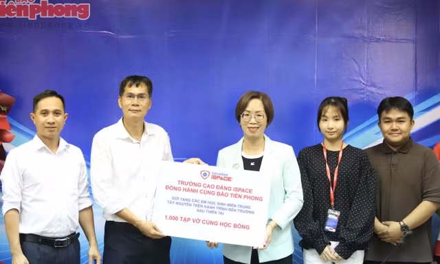 Thêm nhiều tập vở, giày dép đến với học sinh vùng lũ